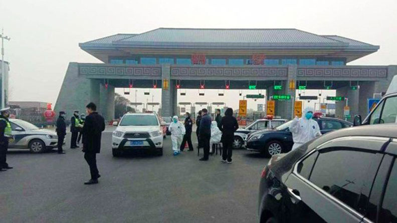 河南一處公路收費站,阻止湖北車輛經過。取自新浪微博