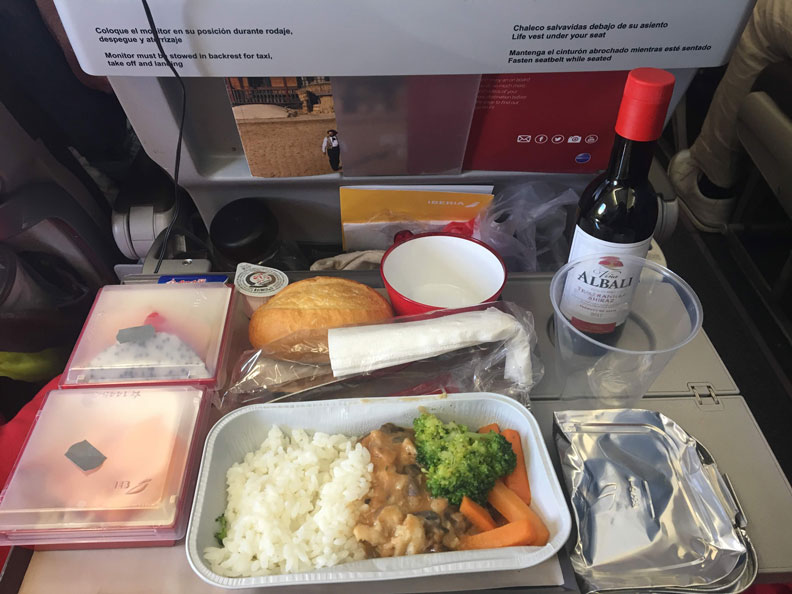 機上的餐桌累積不少病菌。陳心慈攝