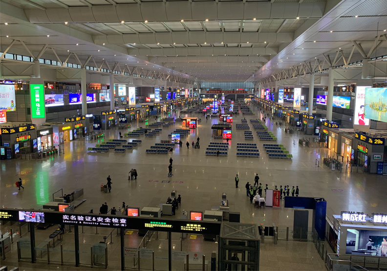 新冠肺炎蔓延期間的上海虹橋車站。取自@paulmozur twitter