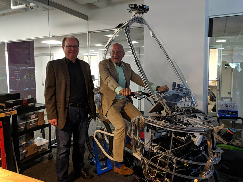 現任教授Kent Larson(左)與Norman Foster(右)，在研究上給予林家樑許多指導與啟發。