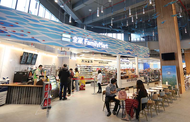 全家蘇澳服務區充滿在地特色,外觀建築如大船入港,許多宜花名產進駐設櫃,在休息站就能吃到地方美食。