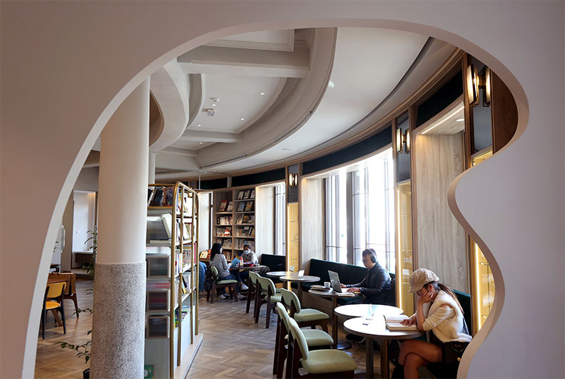 在中央書局買本書、點杯咖啡,坐在沙發上好好享受一下午,是人生一大美事。