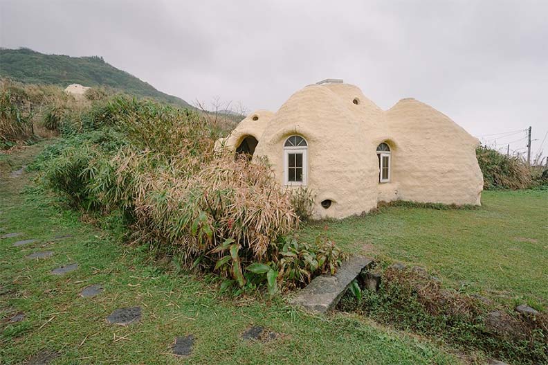 矗立在山腳下的度咕屋,造型吸睛,經常有路過的行人好奇造訪。
