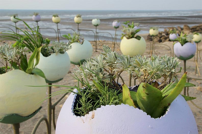 何俊賢以浮球設計的盆栽造景作品〈福求花〉。(出自桃園地景藝術節臉書)