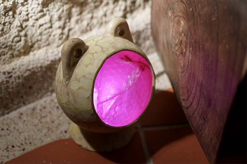 何俊賢用淨灘撿來的浮球製成創意燈具。