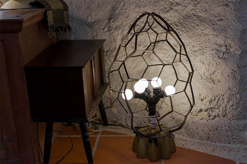 這座燈具以海龜殼和產卵的意象打造,蘊含對海洋生態環保的關注。