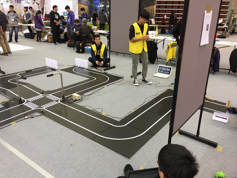 大華科技大學的學生團隊在2019國際新創機器人節競賽現場準備。