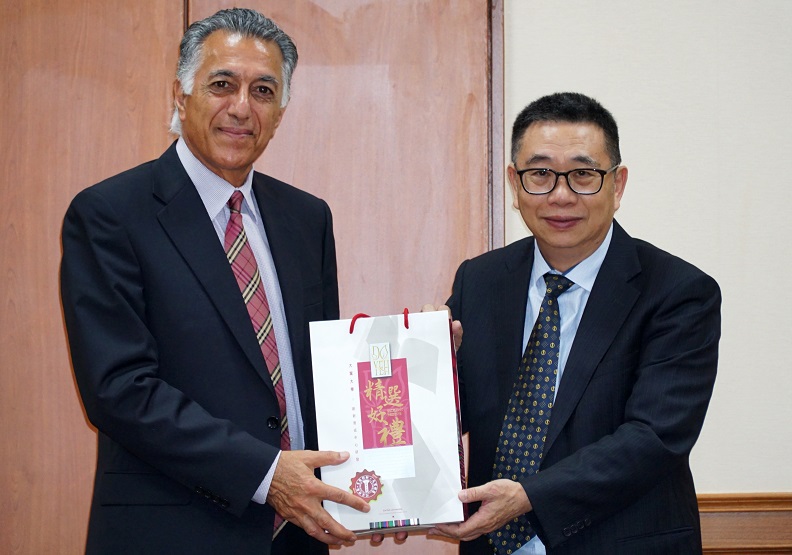 大葉大學校長梁卓中(右)積極推動國際知名學府合作。