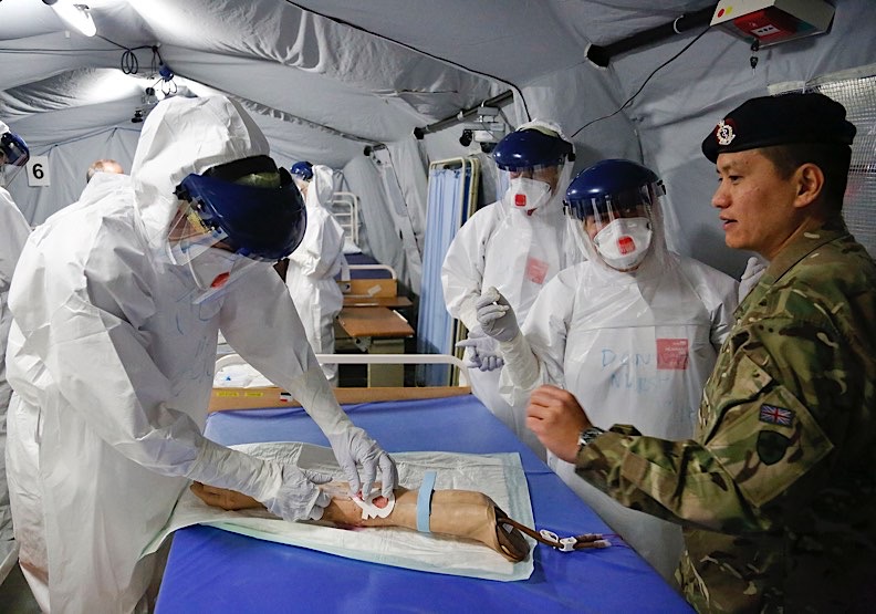 穿著防護服採集伊波拉血液樣本的訓練。取自維基百科