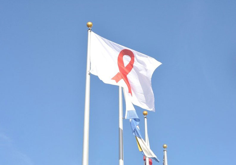 美國聖荷西市府升起象徵愛滋病的紅緞帶旗幟,希望提醒民眾關注愛滋病。 聯合新聞網提供