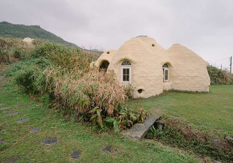 矗立在山腳下的度咕屋,造型吸睛,經常有路過的行人好奇造訪。
