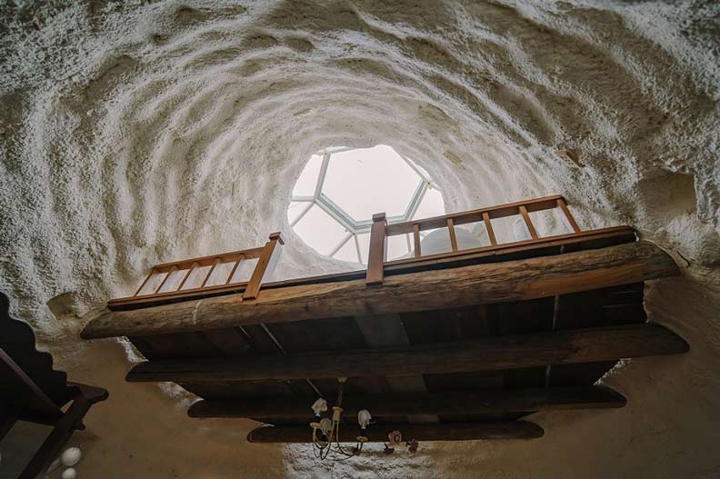 以天窗搭配間接照明,讓白天室內不須開大燈也有足夠明亮感。