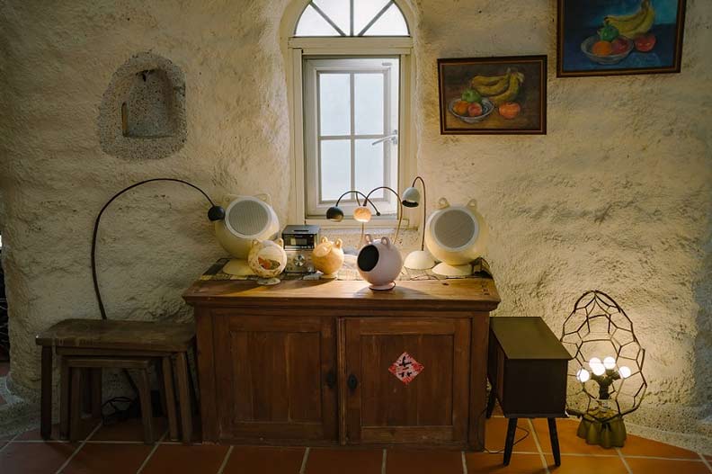 海岸常見的棄置浮球,在何俊賢的巧手下改造為各式生活器具。