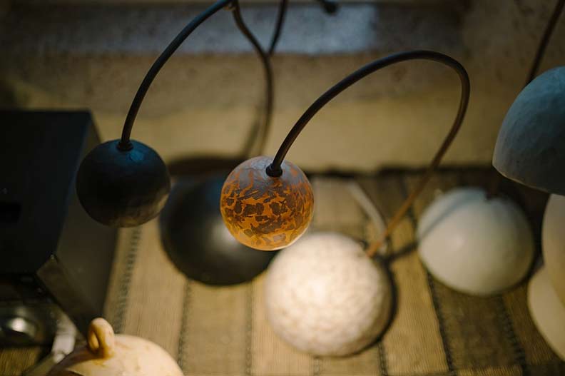 屋內許多家具擺飾或生活用品,也都是何俊賢用廢材改造,或是以作品和好友、藝術家們換物而來。