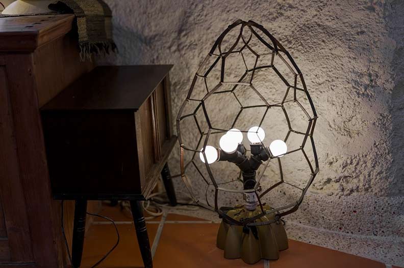 這座燈具以海龜殼和產卵的意象打造,蘊含對海洋生態環保的關注。