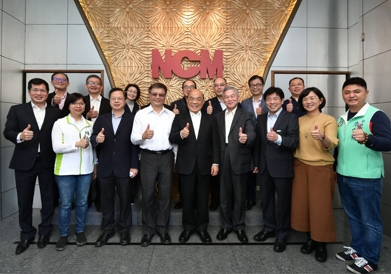 圖／行政院長蘇貞昌（前排中）、經濟部長沈榮津（前排右4）視察口罩自動生產機台設備。工研院提供