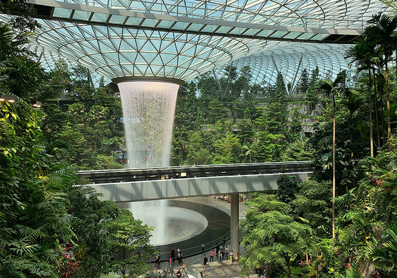 新加坡樟宜機場每80秒就有一架飛機起降。pexels