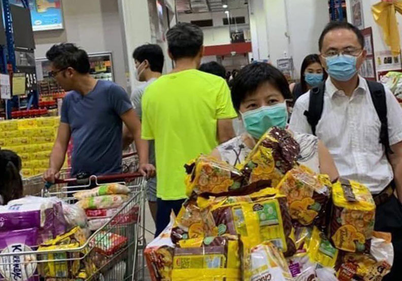 新加坡政府上周提高健康警報層級,民眾因此感到恐慌,湧入超商將米、泡麵和衛生紙等民生用品掃購一空。@MEI900711 twitter