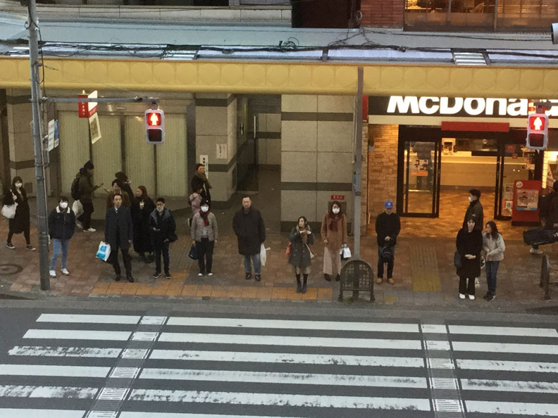 日本因為政府把武漢肺炎矮小化,國民戒心低,車站前戴口罩比例不高。劉黎兒攝