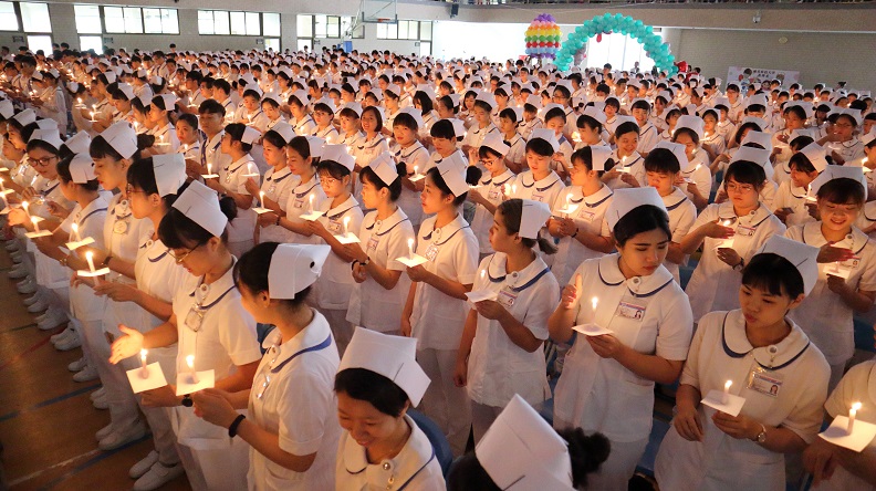 輔英科大護理系導光加冠典禮。