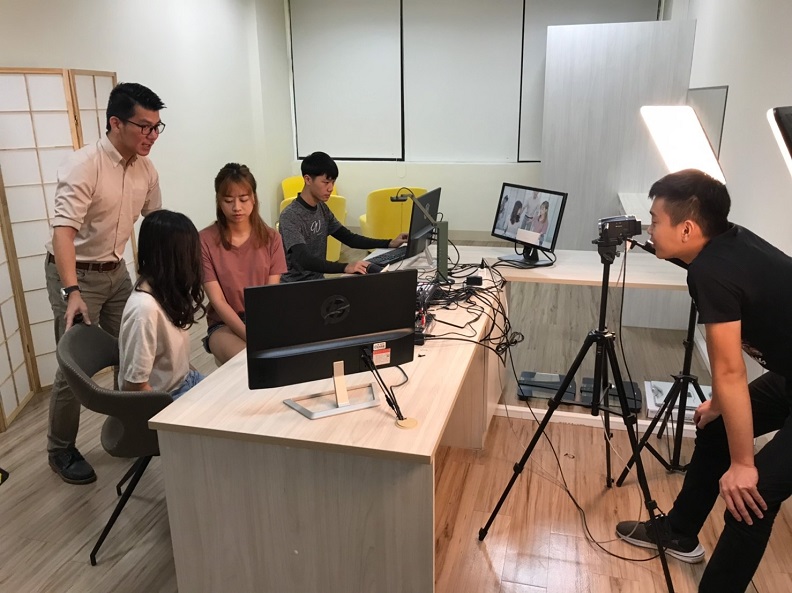  輔英科大健康事業管系網路直播實境教學。