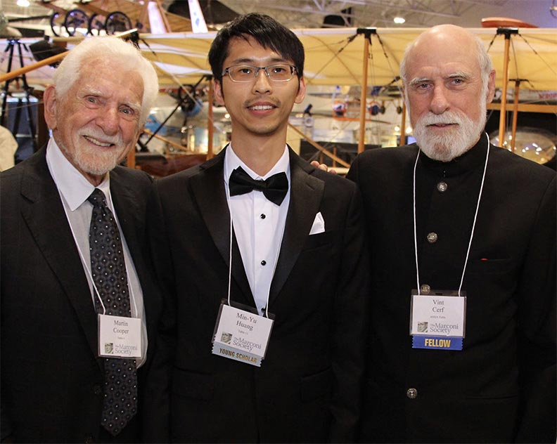 馬可尼學會主席、網際網路之父瑟夫（Vint Cerf，右）及手機之父庫伯（Martin Cooper，左）十分讚賞黃敏祐（中）在通訊研究領域的突破。