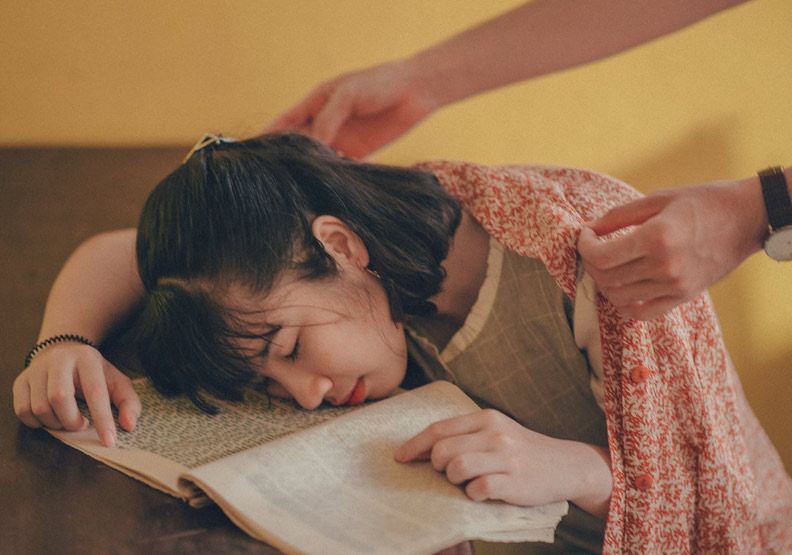 午睡不宜超過30分鐘。取自pexels