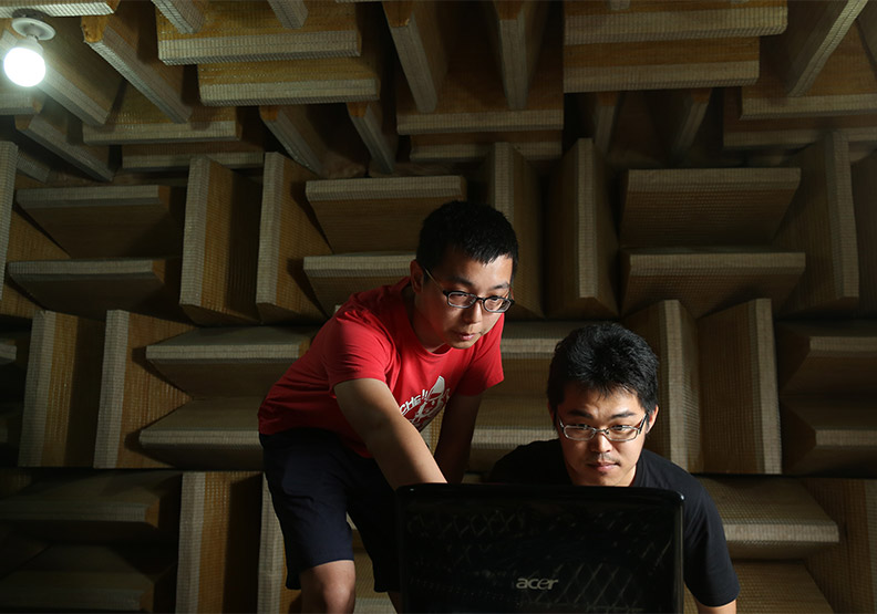 圖為清大學生在通訊工程實驗室中做測試。