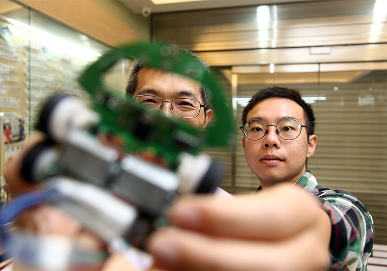 圖為龍華科大電機工程系師生合作電動車競賽。