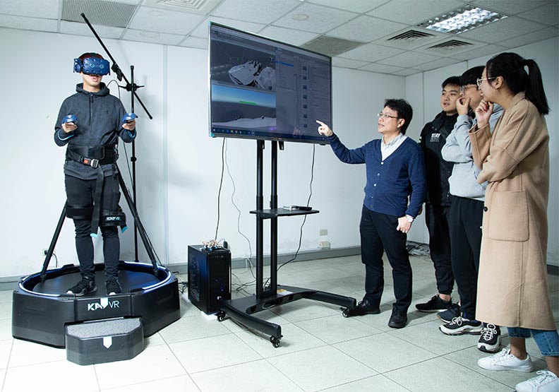圖為致理科大商務科技管理系透過VR設備帶領學生學習創新式體驗。
