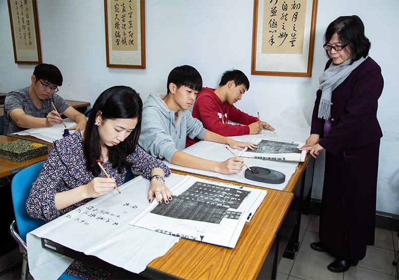 中正大學中文系。
