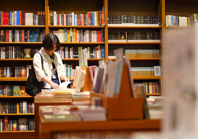 出社會後透過進修,保持成長。賴永祥攝