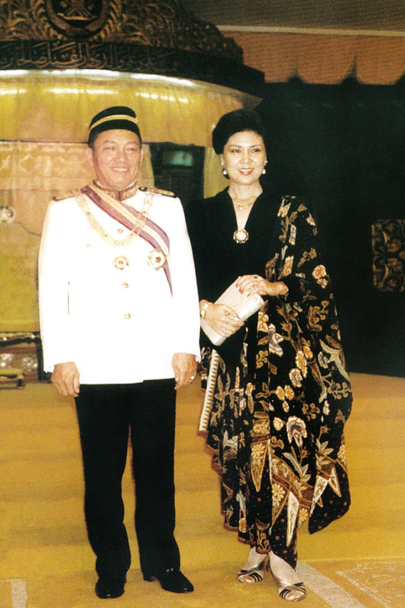 1990年馬來西亞丁加奴州蘇丹王頒贈象徵皇室最高榮譽的DATO’ Seri「高級拿督斯里勳章」給黃雙安（左），白嘉莉也接受了蘇丹王頒贈的DATIN’ Seri 「拿汀斯里」。（引自《白嘉莉 回眸》時報文化提供）