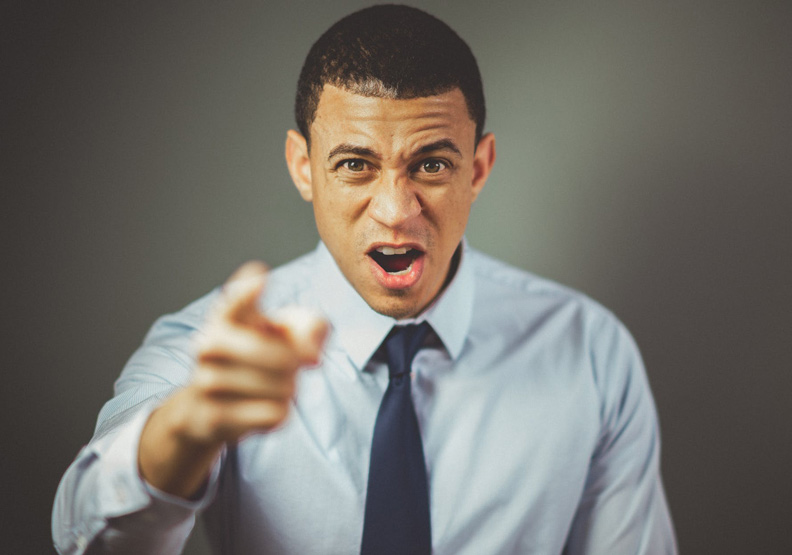 若堅持自己才是對的,容易陷入同溫層,導致做出錯誤決定。取自pexels