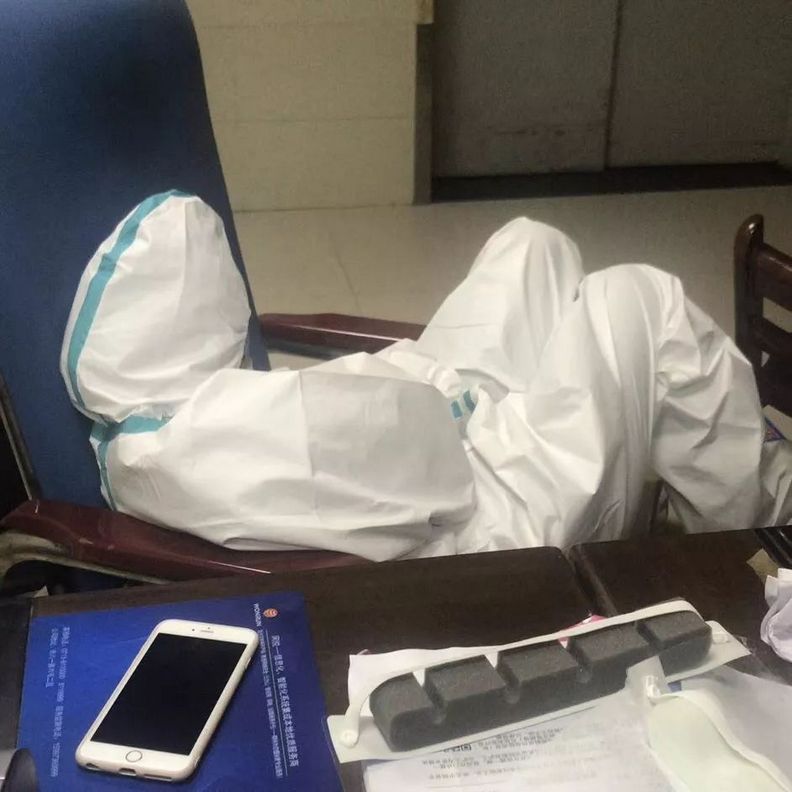 忙到不可開交的醫護人員,只能找到空檔就睡