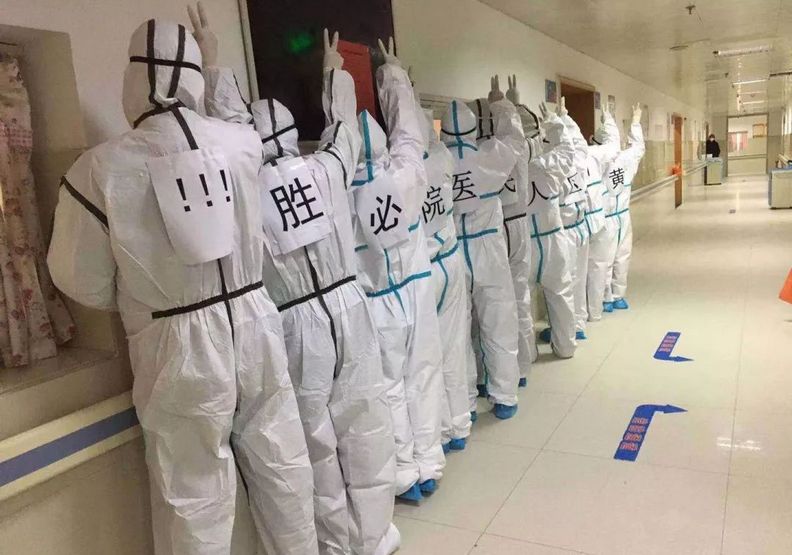 黃岡市人民醫院醫護人員靠著標語為自己打氣