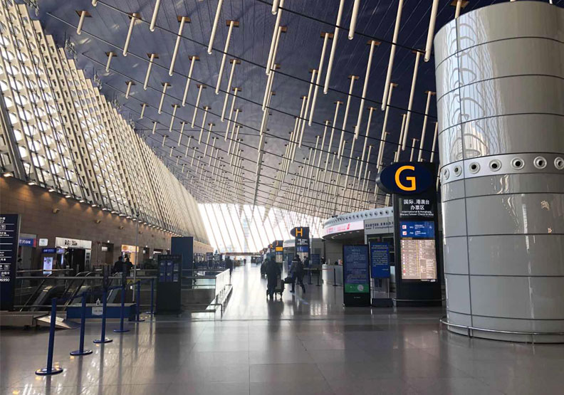 兩岸減班嚴重,航班一位難求,機票也飆天價。上海浦東機場示意圖。@YihuiOO推特