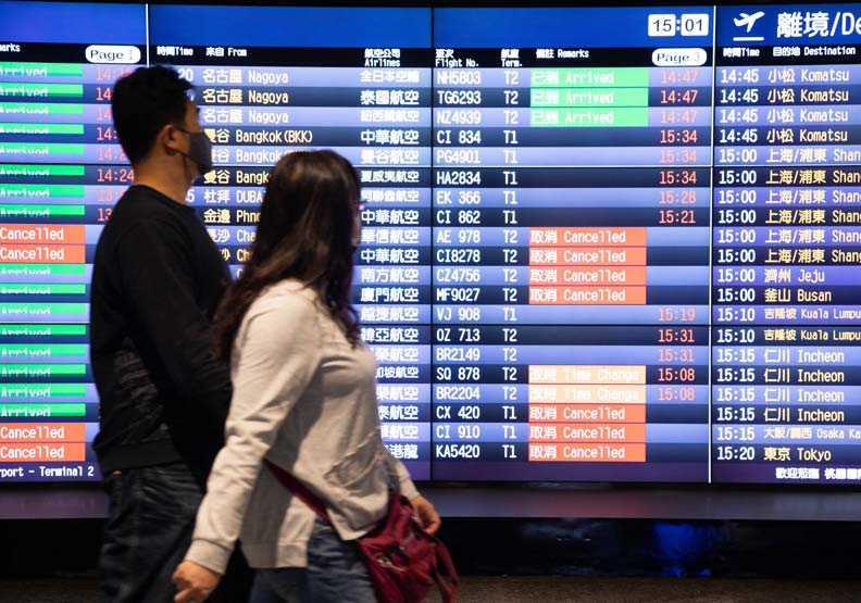 觀光及航運業受創最重,大量航班都受疫情影響而取消。