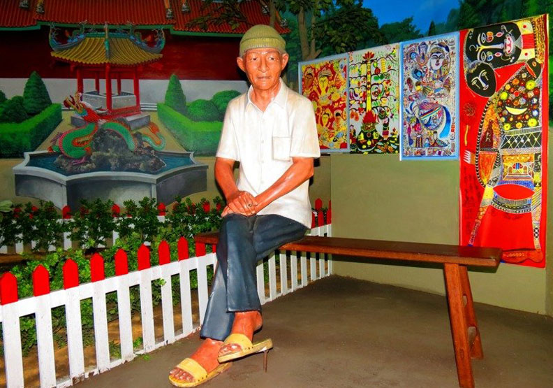 南鯤鯓代天府在大鯤園以原比例塑像,重現傳奇在地畫家洪通神韻。聯合報系提供