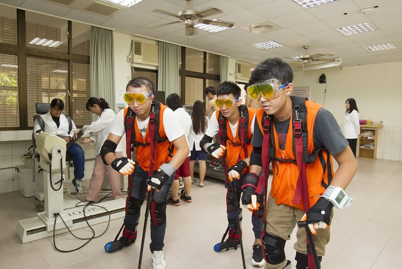 輔英科大物理治療系高齡動態平衡模擬。