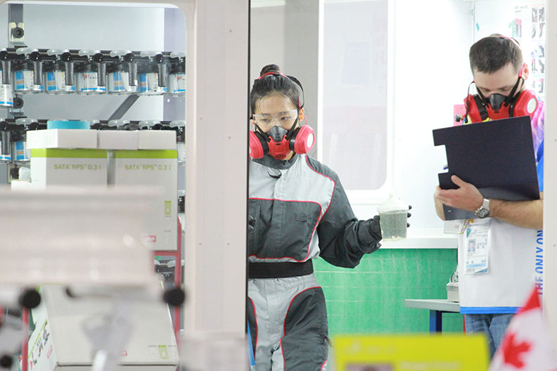 在俄羅斯喀山比賽現場,楊婷喻不躁進,專注完成每個指定動作項目,盡可能減少失分;國際技能組織(WorldSkills International)提供。