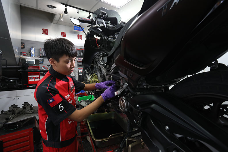 累積自身經驗，更遵照原廠SOP，比賽讓吳昶緯體悟尊重專業就是尊重自己，也才是尊重客人。