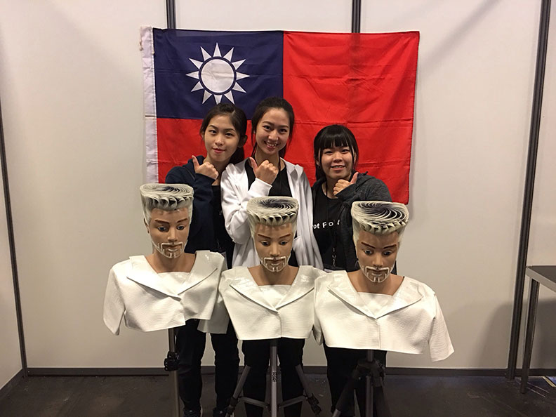 翁女婷（中）和同學余翊寧（左）、郭雅芳（右）組隊參賽，15分鐘內必須完成宛如雕刻品的競賽作品。圖／台南應用科大 提供