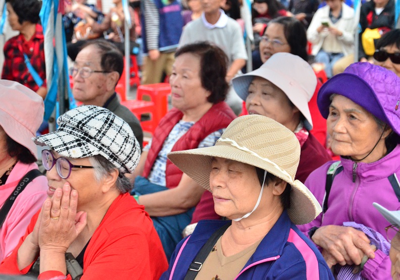 恁的演唱會現場，台下觀眾專注的神情。