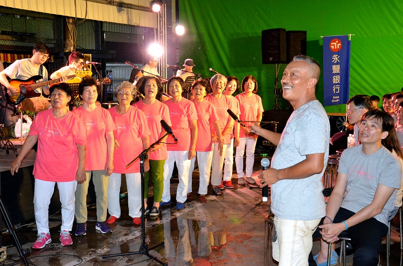 長者們親自登台唱出自已的生命之歌。