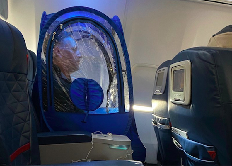 一名美國男子為了防止新冠病毒,竟在飛機上搭起帳篷。(取自BoingBoing)