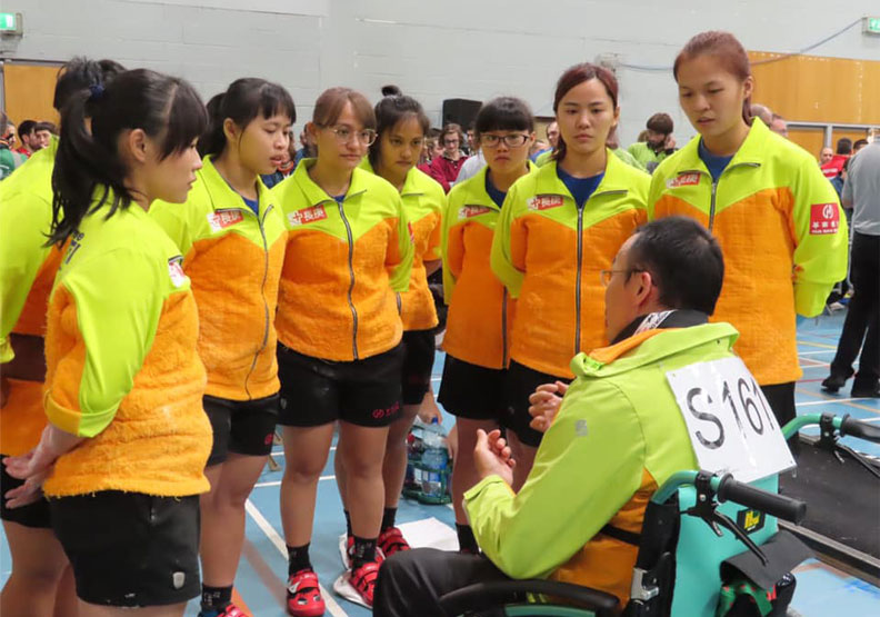 郭昇經過一年的休養、復健後,抱病帶隊前往愛爾蘭比賽。取自中華民國拔河運動協會臉書