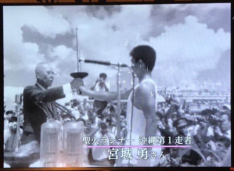 「原爆之子」坂井義則點燃1964 年東京奧運聖火的一剎那。(翻攝自NHK G,時報出版提供)