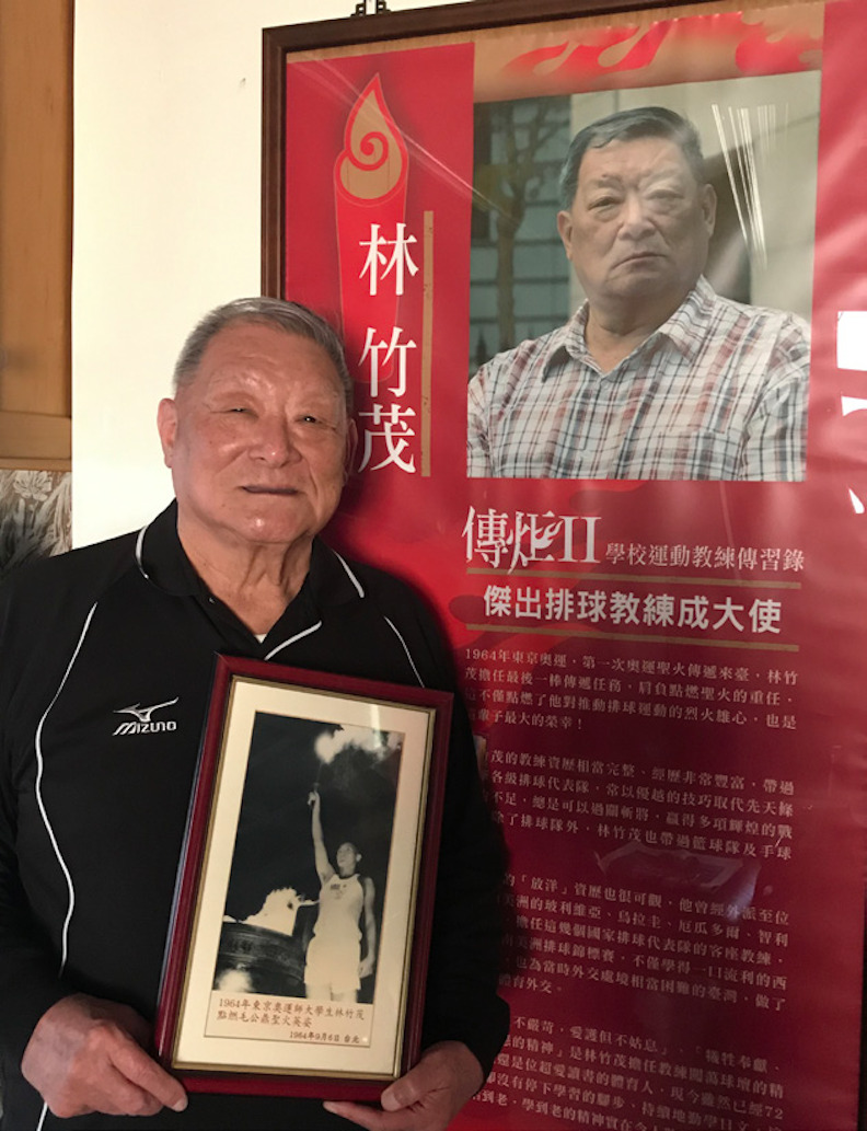 1964 年東京奧運聖火傳遞來台,由師範大學學生林竹茂負責將聖火於毛公鼎引燃。現年82歲的林竹茂教授,以此為畢生榮銜。(劉善群攝,時報出版提供)