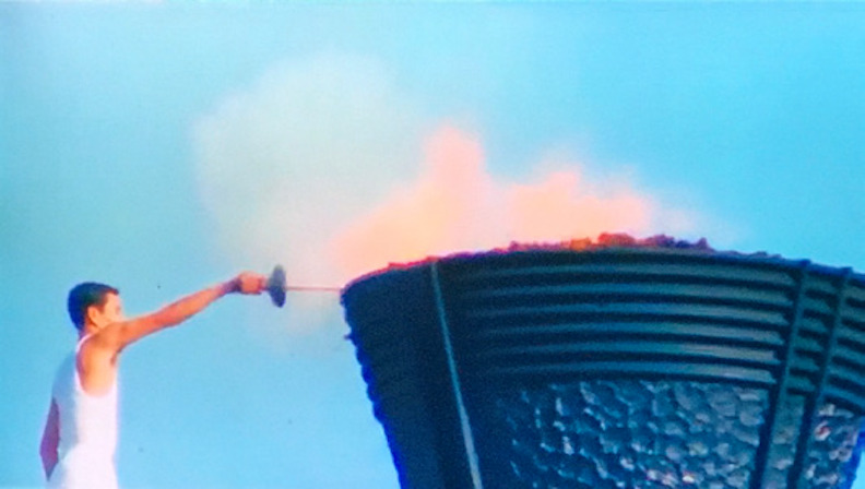 1964 年9 月7 日,東京奧運聖火傳至當時仍為美國看管的琉球,負責第一棒傳遞的為宮城勇。(翻攝自NHK-G,時報出版提供)